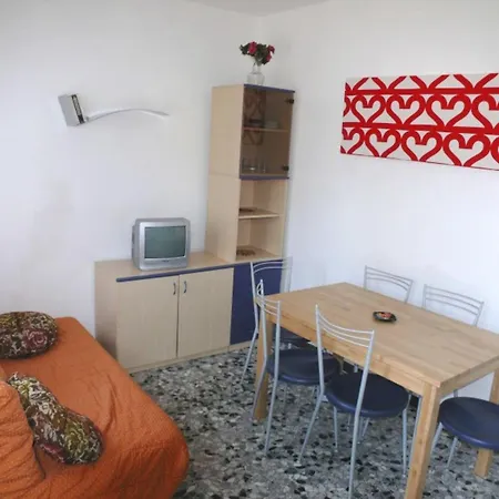Functional For Five Guests In Apartment