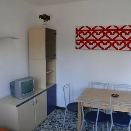 Functional For Five Guests In Apartment *